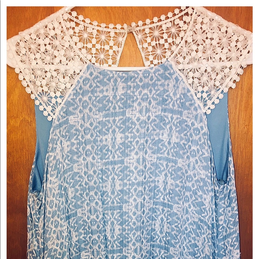 🦄 Lace trimmed blue sleeveless top